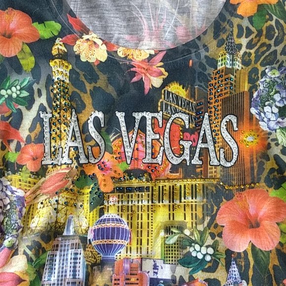 LAS VEGAS (XL) & CHICAGO (M) Women's Tops - Picture 3 of 7